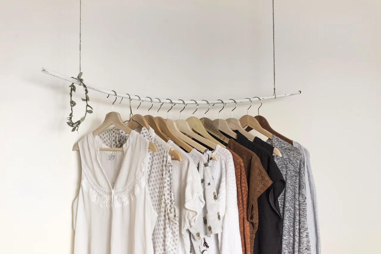Capsule wardrobe 2026 — minimalistyczna szafa kobiety w 35 rzeczach